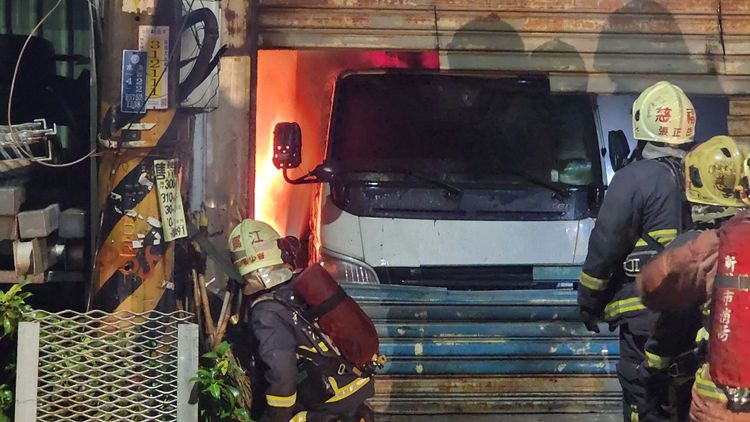 消防隊在現場射水搶救。黃仲瑜攝