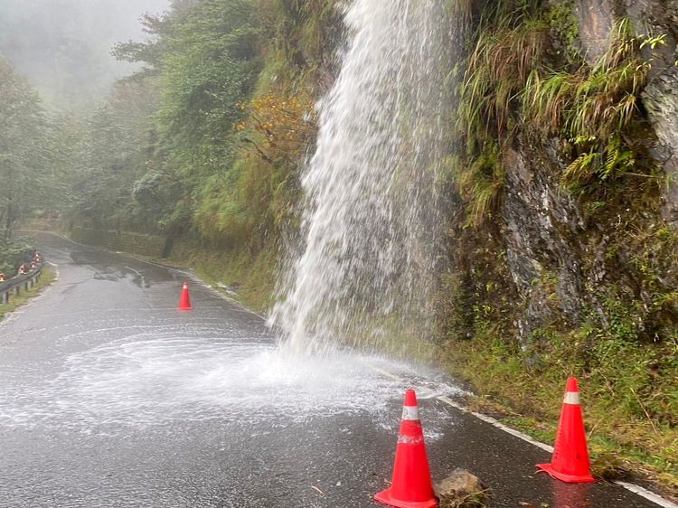 通往太平山部分道路，出現零星落石，將實施道路管制。羅東林管處提供