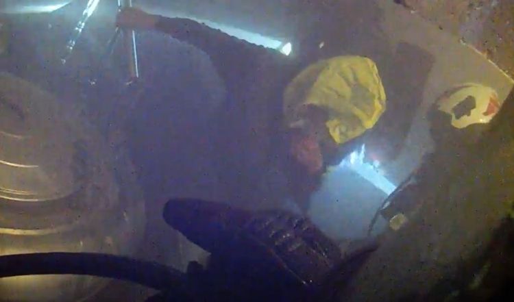 警消人員尋獲受困3樓老翁協助逃生。新北市消防局提供