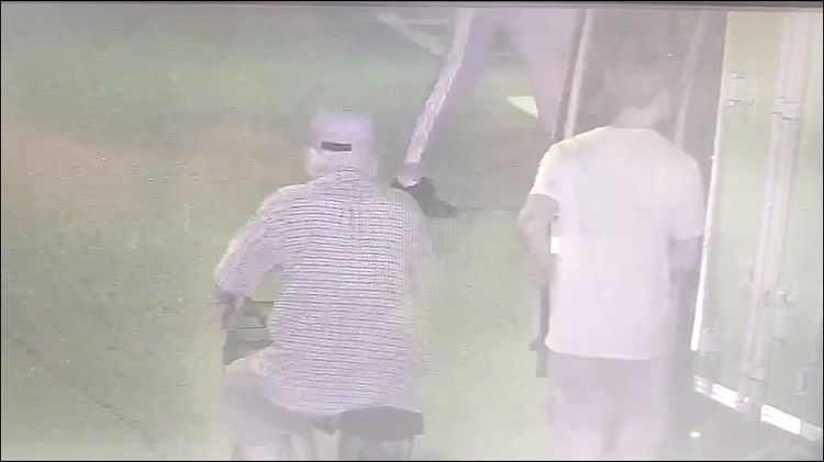 賴男趁李男下車送貨，偷走放在右側座位的背包。警方提供