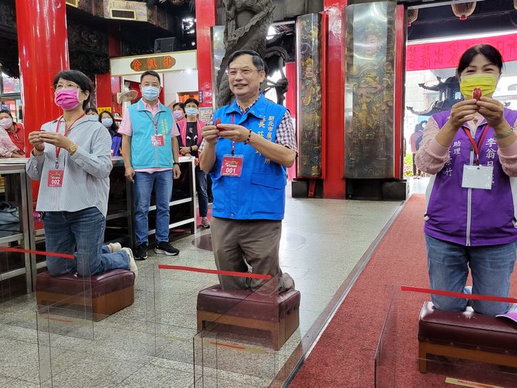 擲筊活動以蘆洲區莊區長、湧蓮寺李總幹事及來賓共同擲出第一筊作為開場。新北市府提供