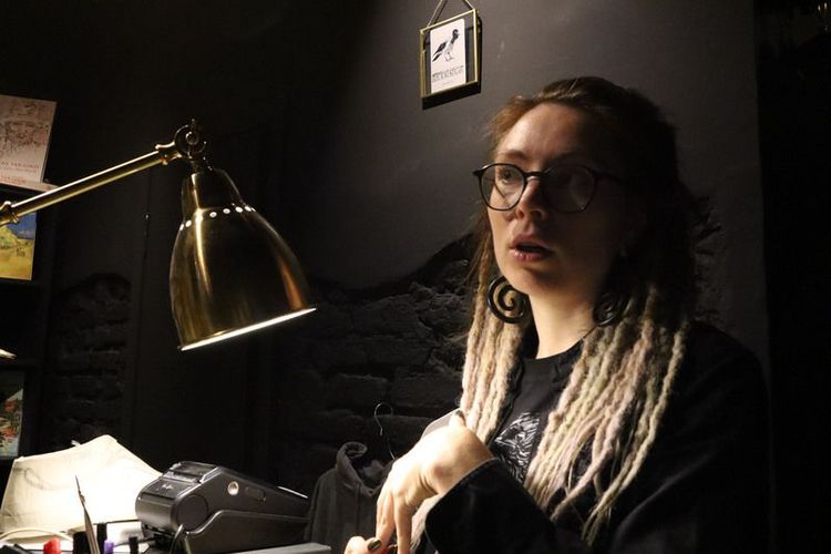 7個月前，俄羅斯人亞歷山德拉與先生及11歲女兒因 反戰逃離聖彼得堡，最後在伊斯坦堡開「黑鬍子」書店，開啟生命新頁。 中央社