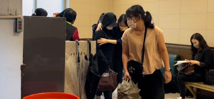 女大生母親由志工陪同，全程低頭不發一語。陸運陞攝