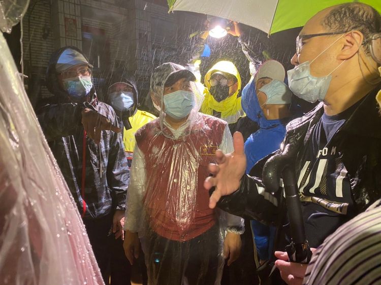 新北市長侯友宜晚間6時許，前往伯爵山莊視察。新北市府提供