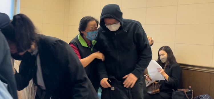 蔡姓女大生父親今日前來板橋殯儀館相驗。陸運陞攝