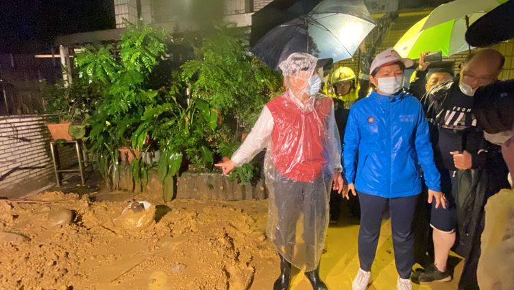 新北市長侯友宜抵達伯爵山莊。新北市府提供