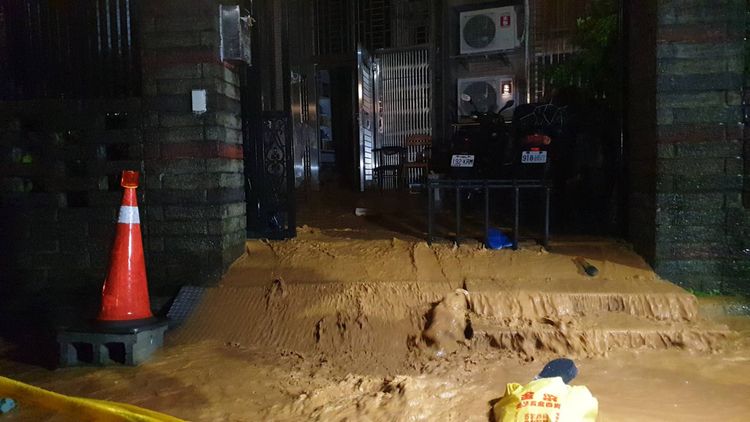 黃泥水從社區內流洩而出。戴之聖攝