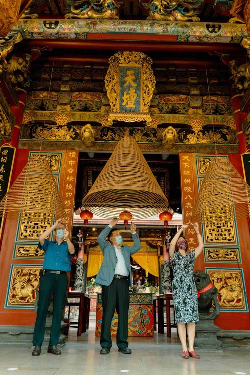 南美館長林育淳及首廟天壇董事長徐國潤、副董事長卓永崇三人親手點燃香鐘。南美館提供