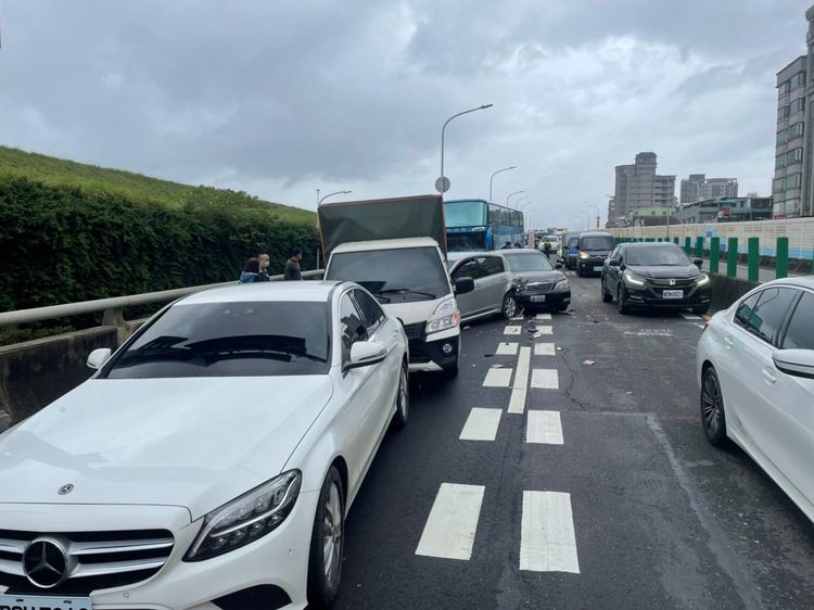 現場6輛大小型車追撞。警消提供