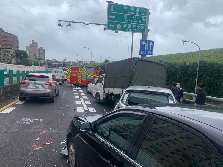 警消人員趕抵，並無人員受困，兩位民眾受傷送醫。警消提供