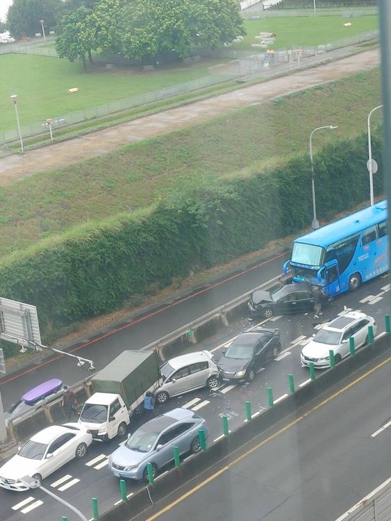 新北環快三重端匝道口，今早發生6車追撞車禍。翻攝畫面