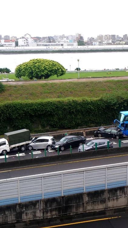 該起車禍疑似因遊覽車未注意前方距離，導致前方自小客追撞。翻攝畫面