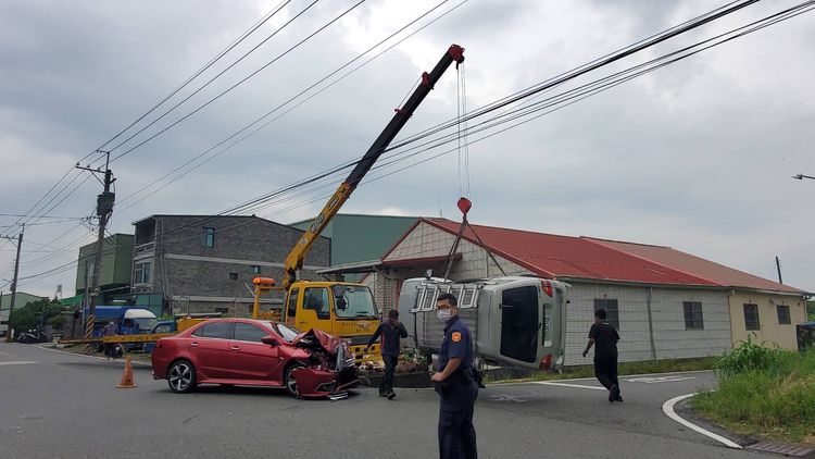 廂型車在移置過程中不停低落汽油，警方在場戒護。王勇超攝