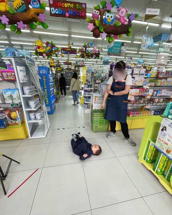 日期：2022年04月03日（1Y7M）地點：樂兒屋　躺地事由：很舒服所以躺，而且要脫鞋。.引自歐陽靖臉書