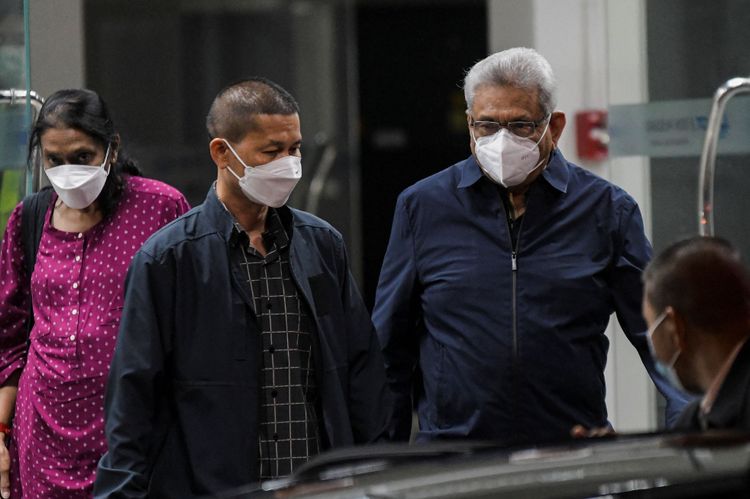 斯里蘭卡前總統拉賈帕克薩（右）8月11日自新加坡飛抵曼谷。路透社資料照片