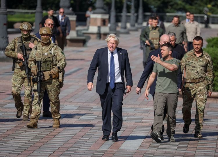 英國首相強生卸任前，第三度造訪基輔，對烏克蘭表達支持之意。路透社