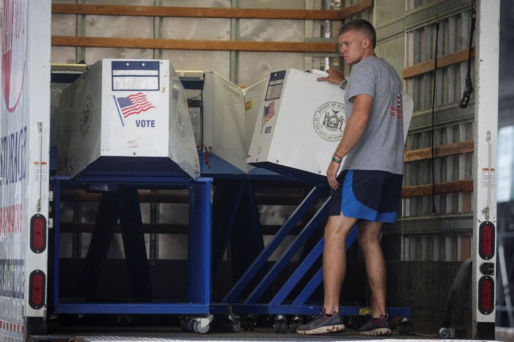 美國期中選舉將於11月登場，最新民調顯示，民主黨超車共和黨。路透