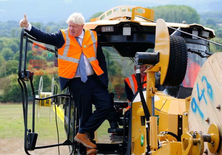 英國首相強生8月30日到英國北多塞特郡視察農村的網路安裝進度。路透社