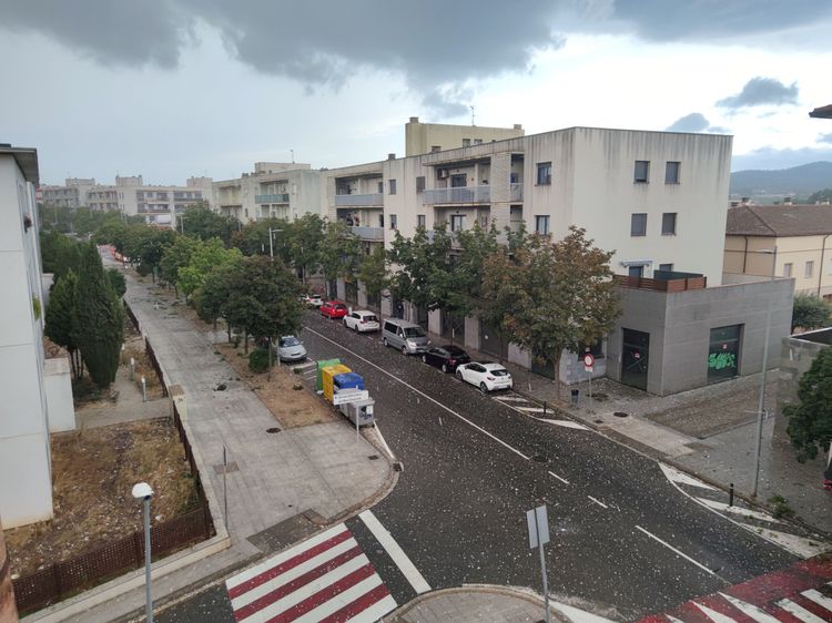 滿街都是大顆粒的冰雹。路透社