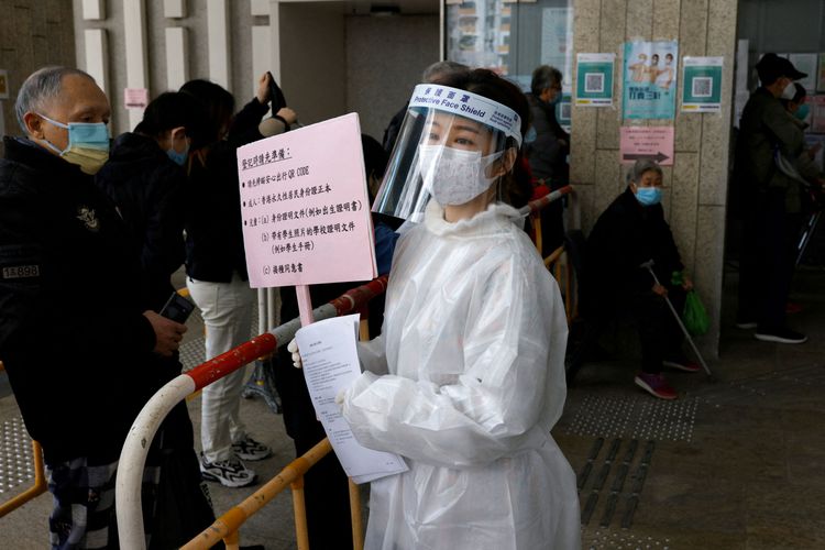 香港COVID-19单日确诊病例再破万例。路透