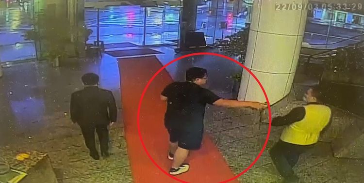 羅男步出酒店時，原本還能正常行走。翻攝畫面