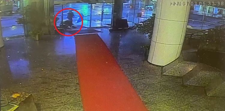 羅男步出大廳隨即倒下。翻攝畫面