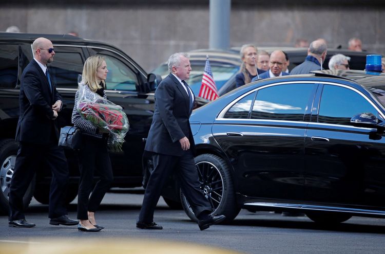 美國駐俄大使蘇利文（前排右）在嚴密戒護下前往告別式會場。路透社