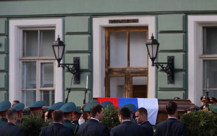 戈巴契夫的靈柩上覆蓋俄羅斯三色國旗。路透社