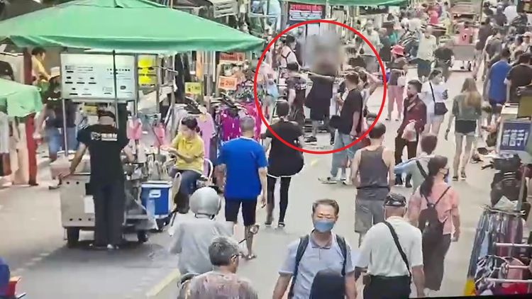 車手得手後立即向上級回報。翻攝畫面
