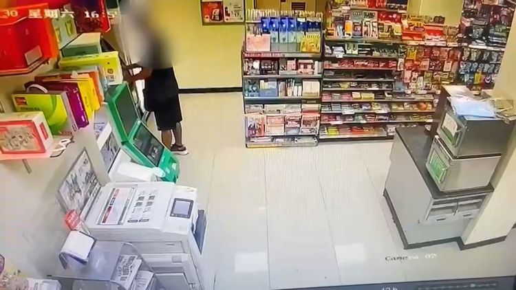 車手在ATM前從容提款。翻攝畫面