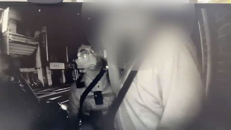 巡邏警方認出車手樣貌，立即上前盤查。翻攝畫面