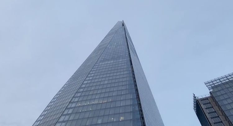 一對入住位於倫敦碎片大廈40樓飯店房間的情侶，驚見一名男子在窗戶外對他們揮手。路透社