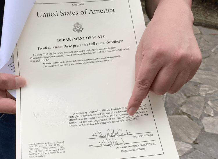 程萬遠出示美國前國務卿希拉蕊在職時親筆簽名的公文書。丁牧群攝