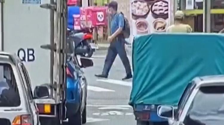 男子得逞後，若無其事離開現場。翻攝畫面