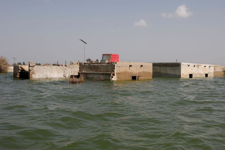 信德省賽萬鎮一處湖畔民宅6日幾乎滅頂。路透社