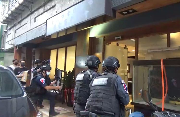 警方兵分多路在雙北逮捕謝男及小弟等5人。翻攝畫面