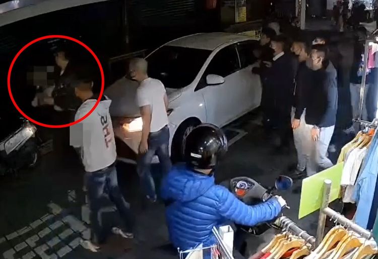 遊客因為行車糾紛當街遭毆還被砸車。翻攝畫面
