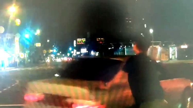 陳男中槍後還上前拍打嫌犯車窗。翻攝畫面