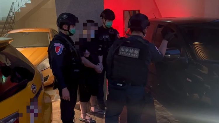 警方在旅館逮捕張男及其男性友人。翻攝畫面