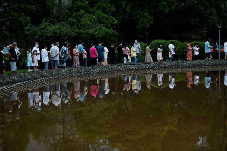 圖為本月1日，成都民眾排隊等核酸檢測。路透