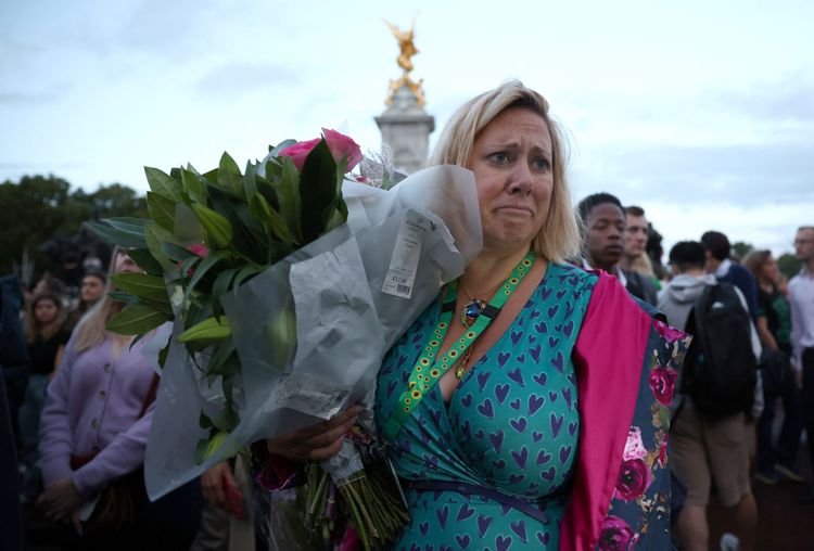 白金漢宮大門外不斷湧來人潮。路透