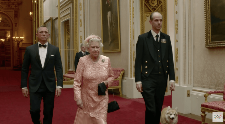 2012倫敦奧運開幕片，女王與《007》男星丹尼爾克雷格合體。翻攝自YouTube Olympics