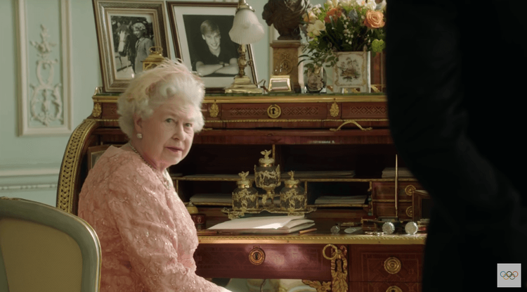 女王在影片中一轉身讓全場驚呼。翻攝自YouTube Olympics
