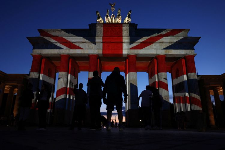 柏林地標布蘭登堡門上出現燈光投射的英國國旗。路透社