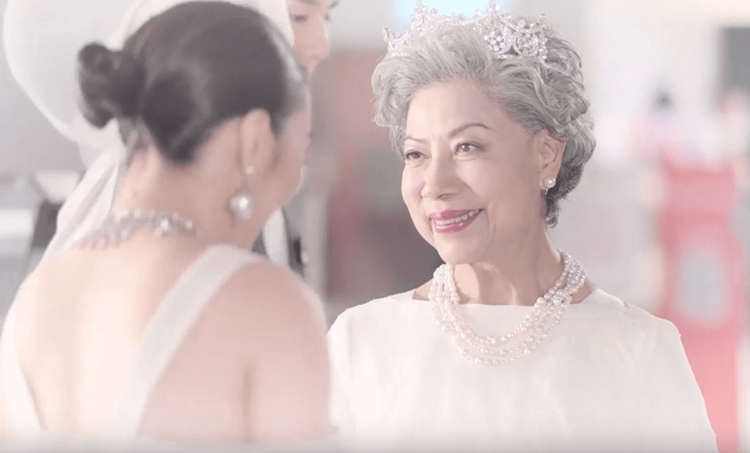 羅蘭在廣告中扮演英女王。