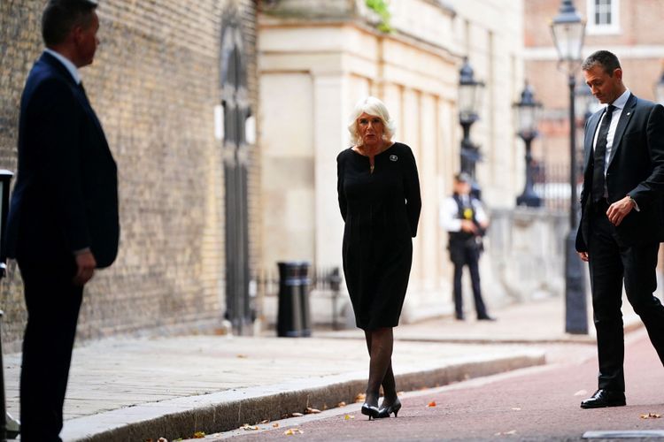 卡蜜拉9月10日從白金漢宮返回克拉倫斯宮，王室人員在場迎接。路透社