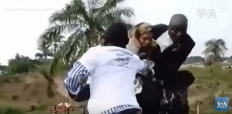 工作人員衝上來救官員與嘉賓。翻攝YouTube