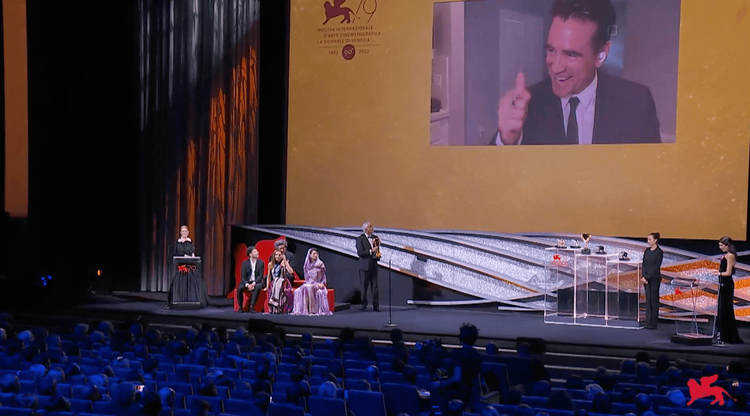 人不在現場的柯林法洛透過視訊發表拿影帝感言。翻攝畫面