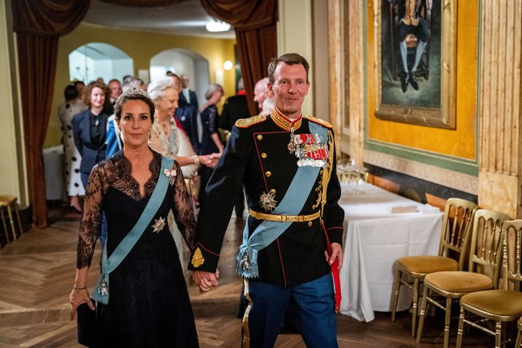 丹麥約阿基姆王子（右）傳試圖強吻大嫂，卻被妻子瑪麗王妃（左）目睹。路透社