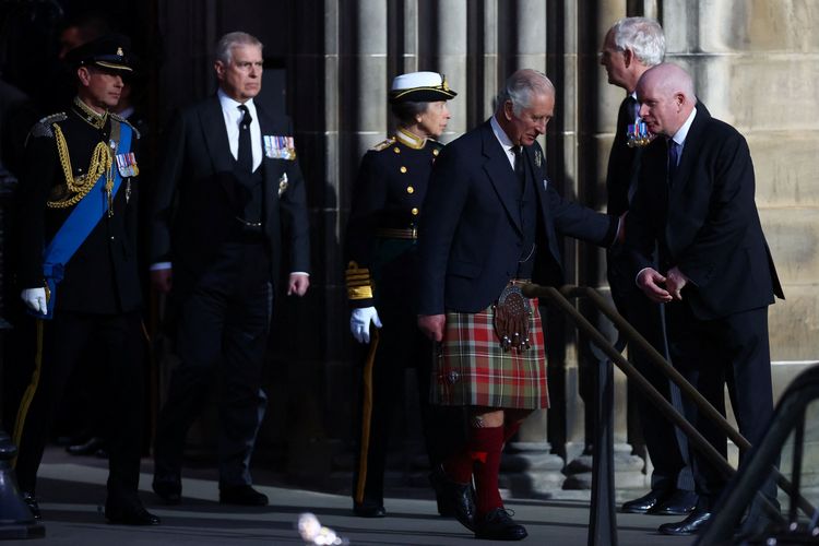 查理三世（右三）與妹妹安妮公主（左三）、弟弟安德魯王子（左二）與愛德華王子（左一）12日參與母親的守靈儀式後離場。路透社